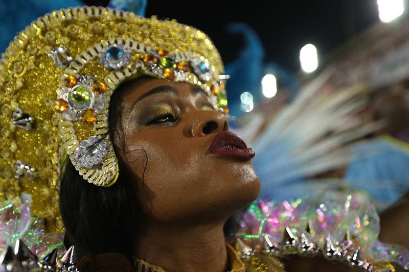 Integrantes de la escuela de samba del Grupo Especial Portela desfilan hoy, lunes 12 de febrero de 2018, en la celebración del carnaval en el sambódromo de Marques de Sapucaí en Río de Janeiro (Brasil). EFE/Marcelo Sayão