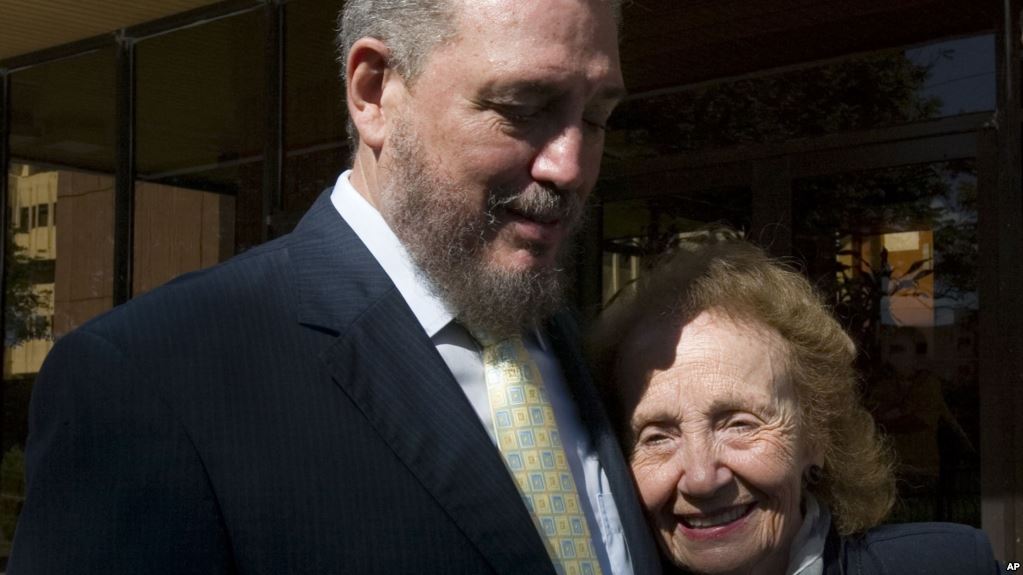 Con su madre Mirtha Díaz-Balart en La Habana en noviembre de 2008. Foto: AP.