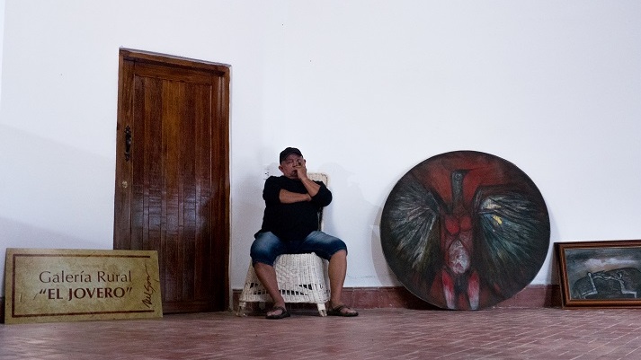 Nelson Domínguez en la preparación de la galería. Foto: Arte por Excelencias.