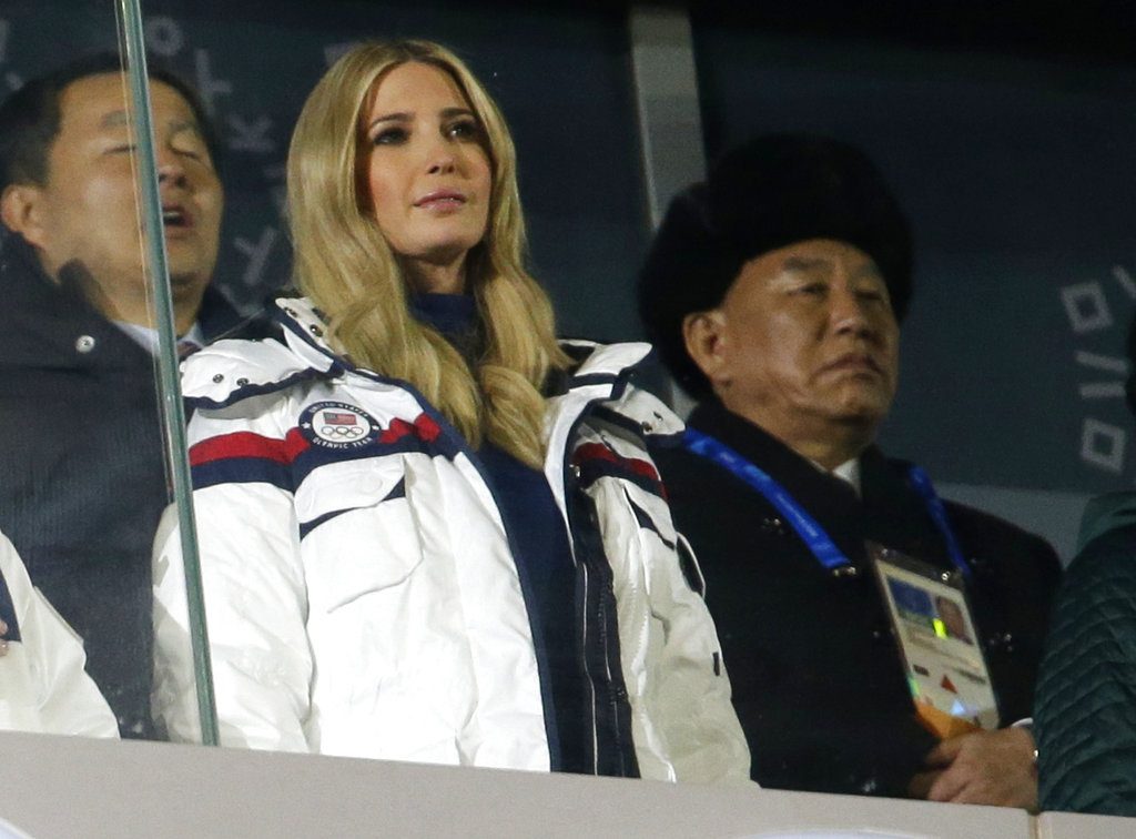 Ivanka Trump, hija del presidente estadounidense Donald Trump, así como Kim Yong Chol (derecha), vicepresidente del Comité Central del Partido de los Trabajadores de Corea del Norte, observan la ceremonia de clausura de los Juegos Olímpicos de Invierno. Foto: Natacha Pisarenko / AP.