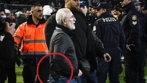 El propietario del equipo PAOK Iván Savvidis corrió a la cancha rodeado de guardaespaldas y con una pistola al cinto, para protestar porque el árbitro había anulado un gol. Foto: As.com.