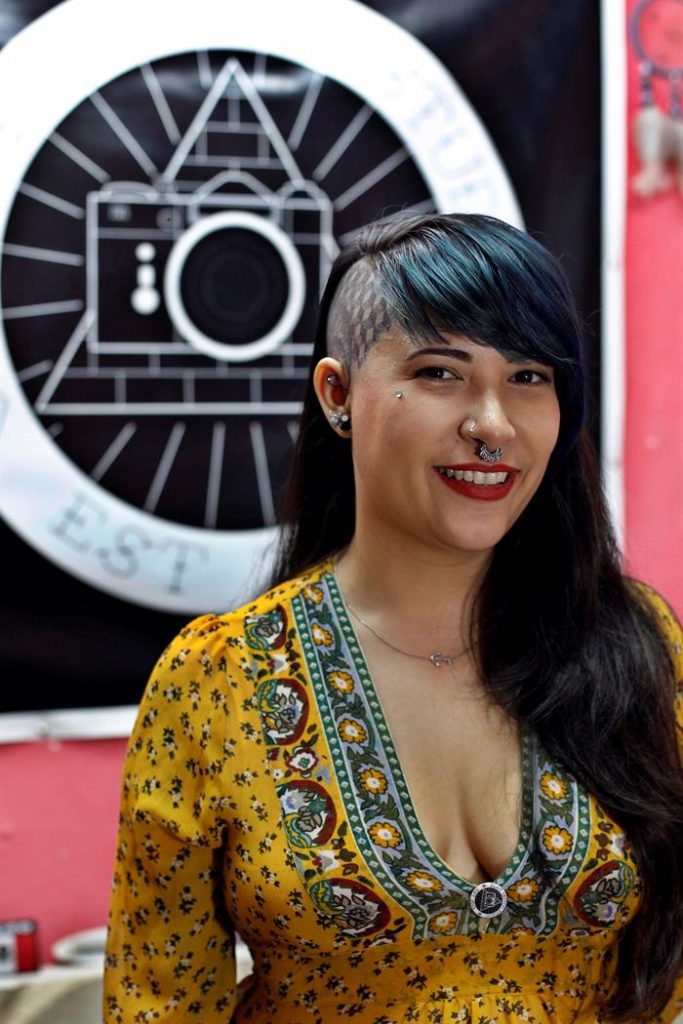 Ana Lyem Lara, tatuadora cubana. Con el tatuaje como "arma de empoderamiento", diseñadoras y activistas cubanas reivindicaron su derecho de hacer lo que les "dé la gana con su cuerpo" en la muestra "Grl Pwr". Foto: Ernesto Mastrascusa / EFE.