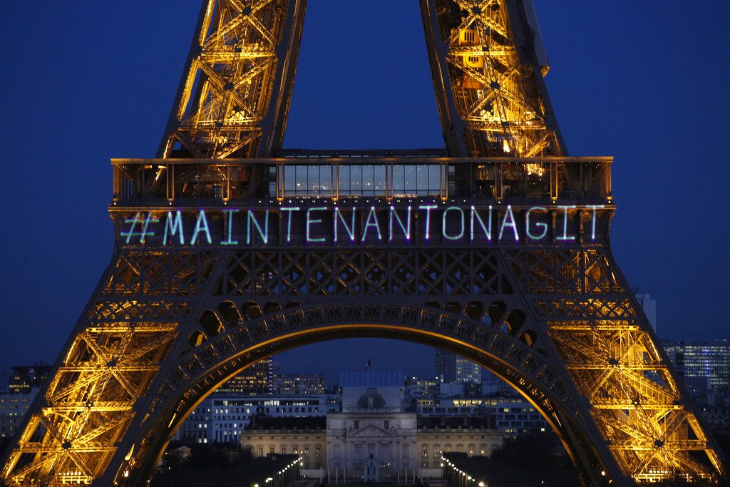El mensaje "Maintenant On Agit" ("Ahora acutamos") aparece proyectado sobre la Torre Eiffel, la víspera del Día Internacional de la Mujer en memoria de los derechos de la mujer y para fomentar la versión francesa del movimiento Times's Up en París. (AP Foto/François Mori)