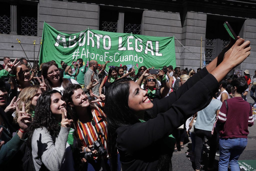 Activistas posan para una foto afuera del Congreso después de la presentación de un proyecto para legalizar el aborto en Buenos Aires. Foto: Victor R. Caivano / AP.