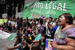 Activistas gritan consignas en favor del aborto afuera del Congreso después de la presentación de un proyecto para legalizarlo en Buenos Aires, Argentina. Foto: Victor R. Caivano / AP.