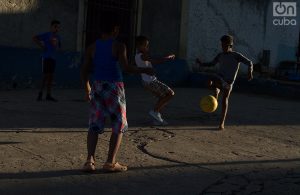 En la niñez se desarrolla las habilidades del fútbol. Foto: Otmaro Rodríguez.