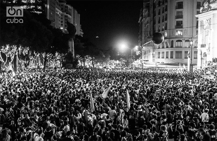 En Río de Janeiro 100 mil personas inundan la calle frente al edificio del poder legislativo estadual y marchan hasta la puerta de la cámara municipal de la ciudad, donde la concejal trabajaba. Foto: Nicolás Cabrera.