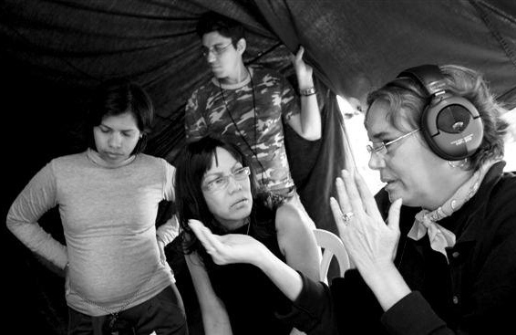 Luisa María Jiménez junto a Magda González Grau en el rodaje de “Por qué llora mis amigas”. Foto: Pedro Coll.