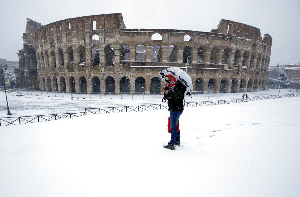 Coliseo cubierto por la nieve en Roma, 26 de febrero de 2018. Foto: Alessandra Tarantino / AP.