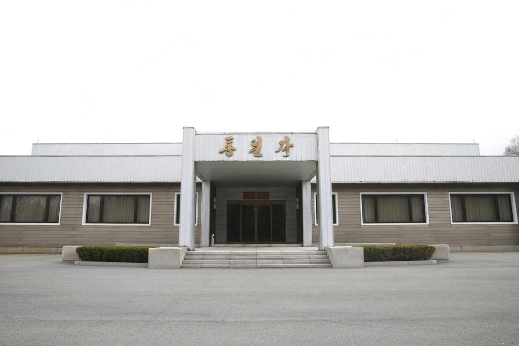 El edificio Tongilgak de Corea del Norte, el lugar en donde se realizarán las negociaciones de alto nivel entre las dos Coreas, se observa desde el lado norte en Panmunjom, Corea del Norte, el jueves 29 de marzo de 2018. Foto: Korea Pool via AP.