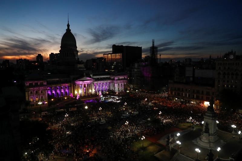 Miles de activistas en las inmediaciones del Congreso argentino. Argentina contabilizó 260,156 casos de violencia machista entre 2013 y 2017. Foto: David Fernández / EFE.