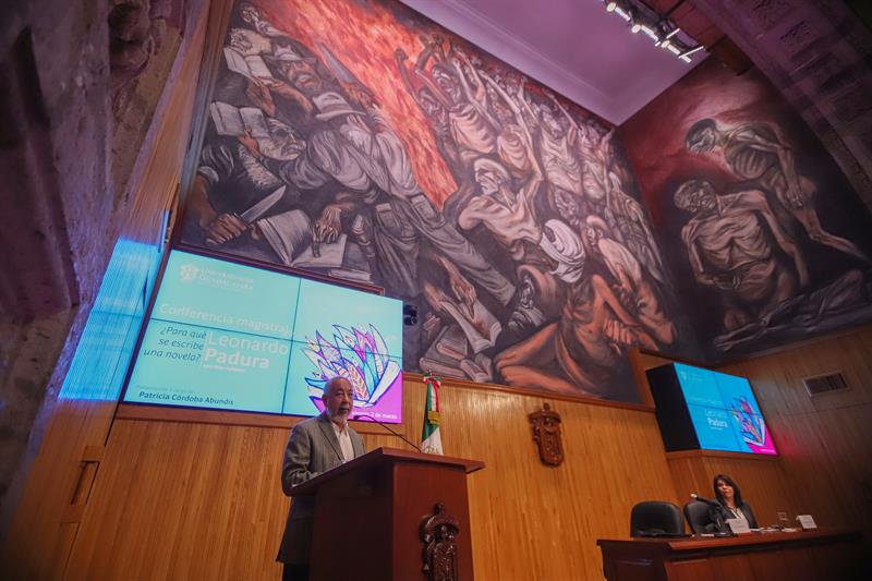 La charla “¿Para qué se escribe una novela?” tuvo como escenario los murales del mexicano José Clemente Orozco del paraninfo de la Universidad de Guadalajara. Foto: Carlos Zepeda / EFE.