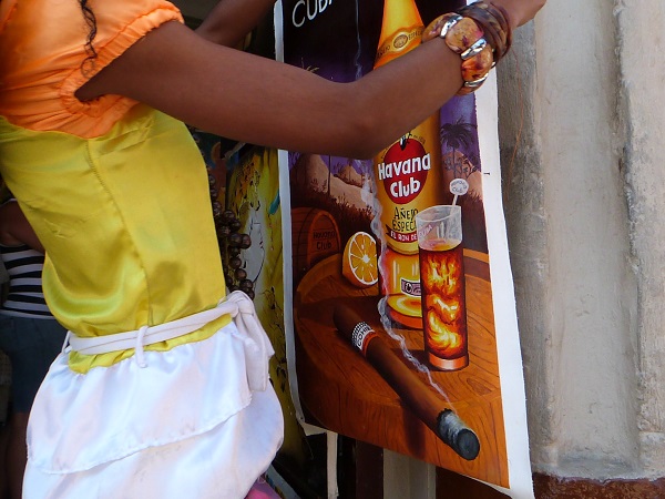 Telas para turistas en La Habana Vieja. Foto: Ángel Marqués Dolz.