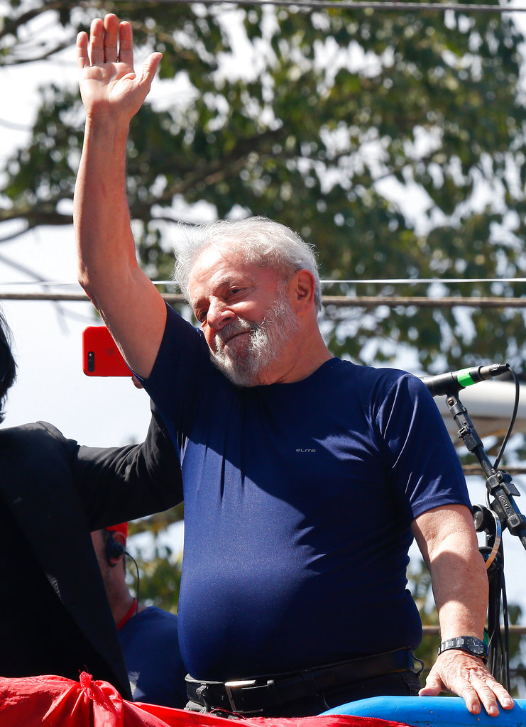 El expresidente brasileño Luiz Inácio Lula da Silva saluda a sus partidarios frente a la sede del sindicato metalúrgico en Sao Bernardo do Campo, Brasil. Foto: Andre Penner/AP.