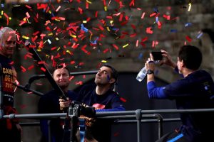 El entrenador, Ernesto Valverde, en el autobús con los jugadores del Barcelona durante la rúa de celebración de su vigésimo quinto título de liga conseguido ayer tras su victoria en Riazor ante el Deportivo. Foto: Alberto Estévez / EFE.