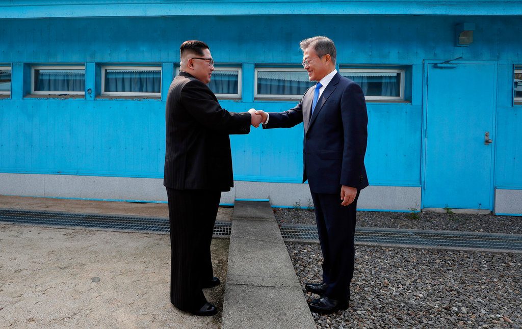 Kim Jong Un (izquierda), da la mano al presidente de Corea del Sur, Moon Jae-in, en la localidad fronteriza de Panmunjom. Foto: Cumbre de Corea Press Pool via AP.