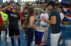 Después de los partidos, Red Bull ofreció su bebida a los deportistas: Foto: Otmaro Rodríguez.