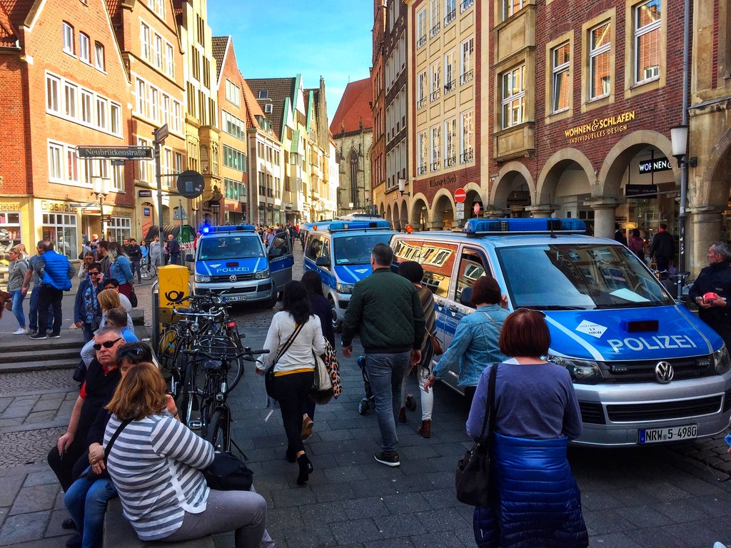 Policías en el centro de la ciudad de Münster, Alemania. Foto: DPA via AP.