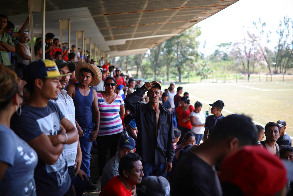 Un amplio grupo de centroamericanos se reúnen en un centro deportivo durante la caravana Viacrucis Migrante organizada por el grupo activista Pueblo Sin Fronteras en Matías Romero. Foto: Félix Márquez/AP.