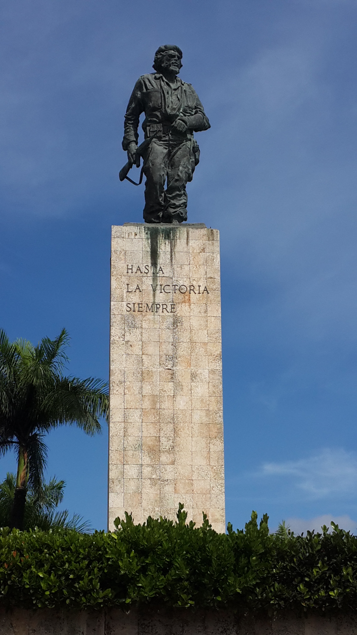 Su obra más conocida es el conjunto escultórico dedicado a Ernesto Che Guevara, donde resposan sus restos, en la ciudad de Santa Clara. 
