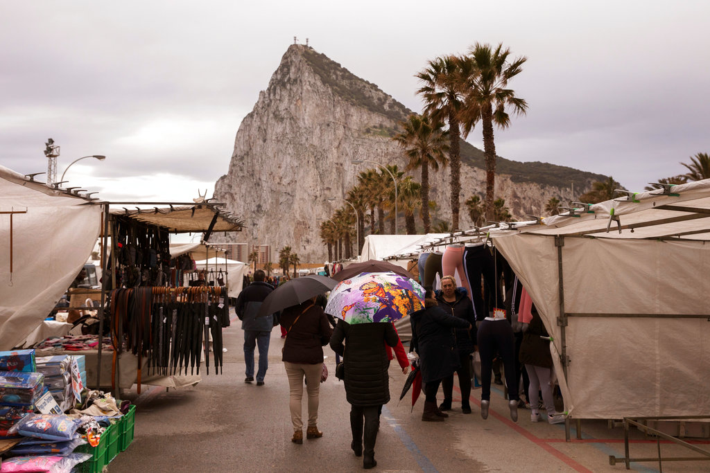 Un mercado callejero, con el peñón de Gibraltar de fondo, en La Línea de la Concepción. (AP Foto/Emilio Morenatti)