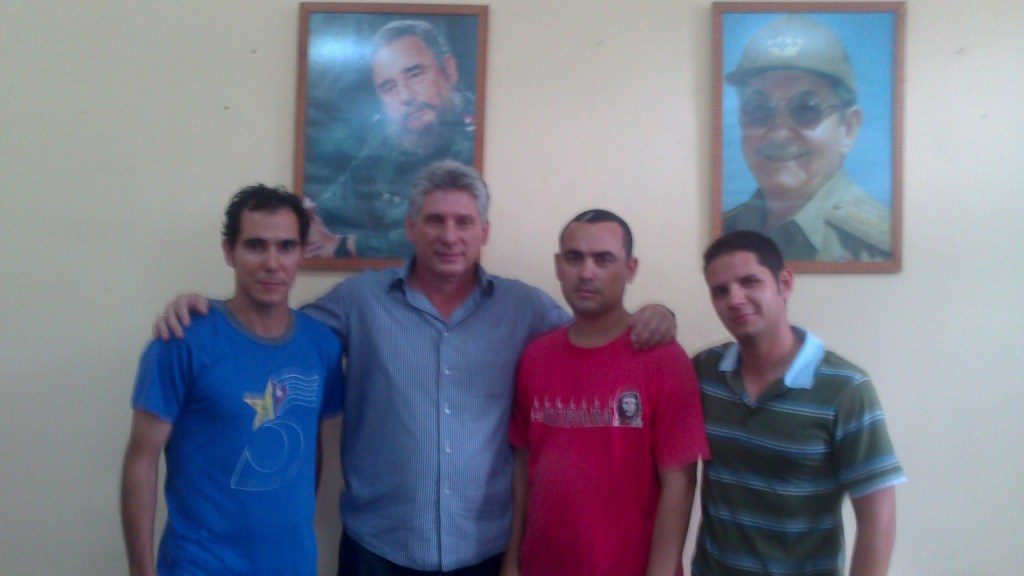 The blocking of the blog La Joven Cuba ended when vice president Miguel Díaz-Canel visited the University of Matanzas and met with its creators. To the right, Harold Cárdenas. Photo: La Joven Cuba.
