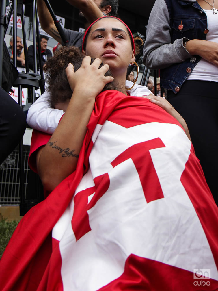 Lais no encuentra mejor protección para su hija que una bandera roja. Foto: Nicolás Cabrera.