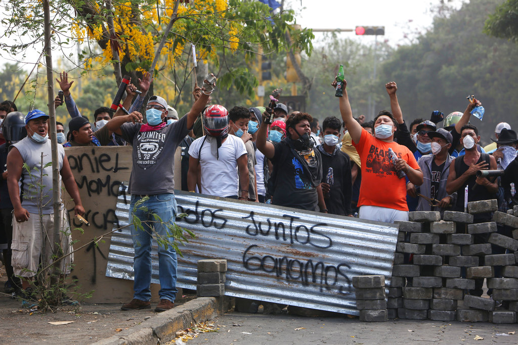 Un grupo de manifestantes lanza consignas tras bloquear una calle en un confrontamiento con las fuerzas de seguridad cerca de la Universidad Politécnica de Nicaragua (UPOLI) en Managua, Nicaragua, el sábado 21 de abril de 2018. Foto: Alfredo Zuniga/AP.