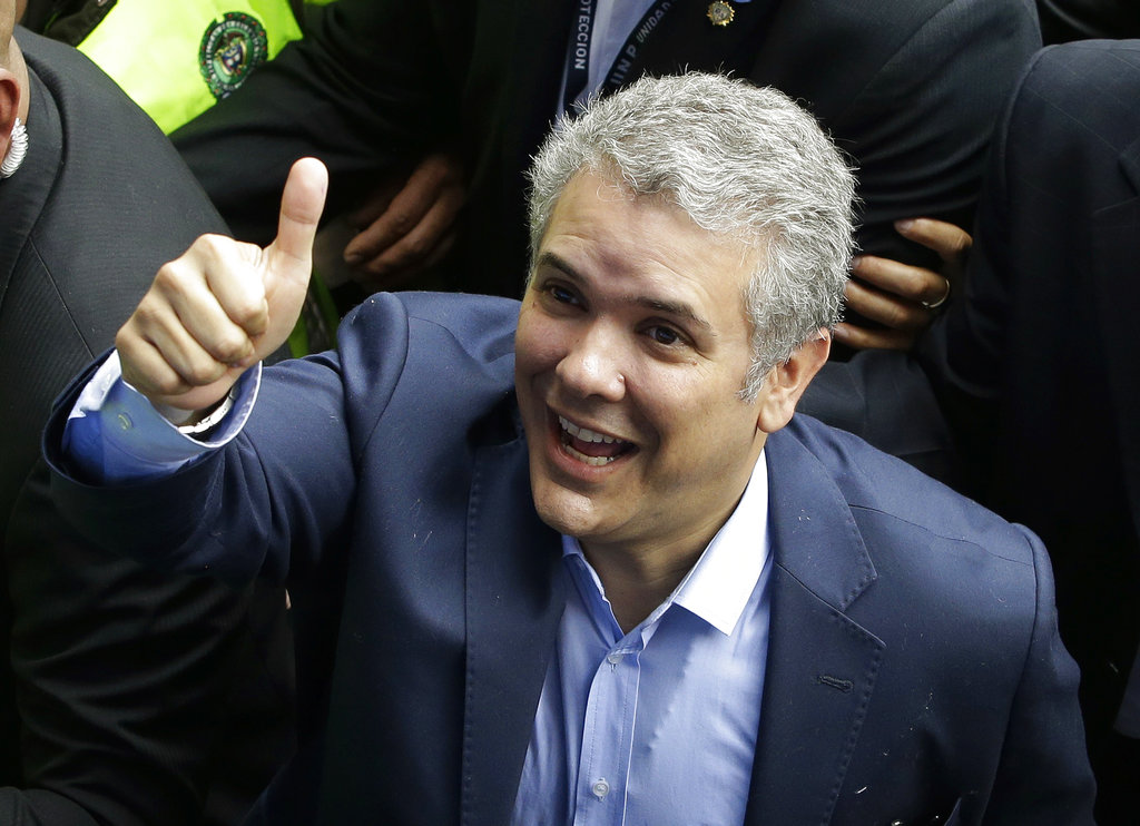 Iván Duque, candidato presidencial colombiano, saluda durante los comicios en Bogotá, Colombia, el domingo 27 de mayo de 2018. (AP Foto/Fernando Vergara)
