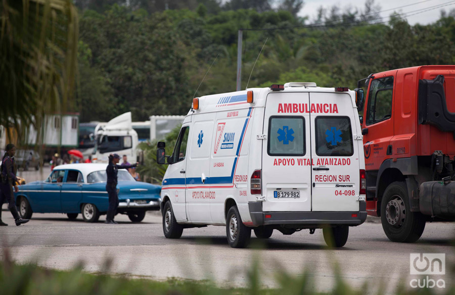 Ambulancias se trasladan hacia el lugar donde cayó el avión. Foto: Claudio Pelaez Sordo.