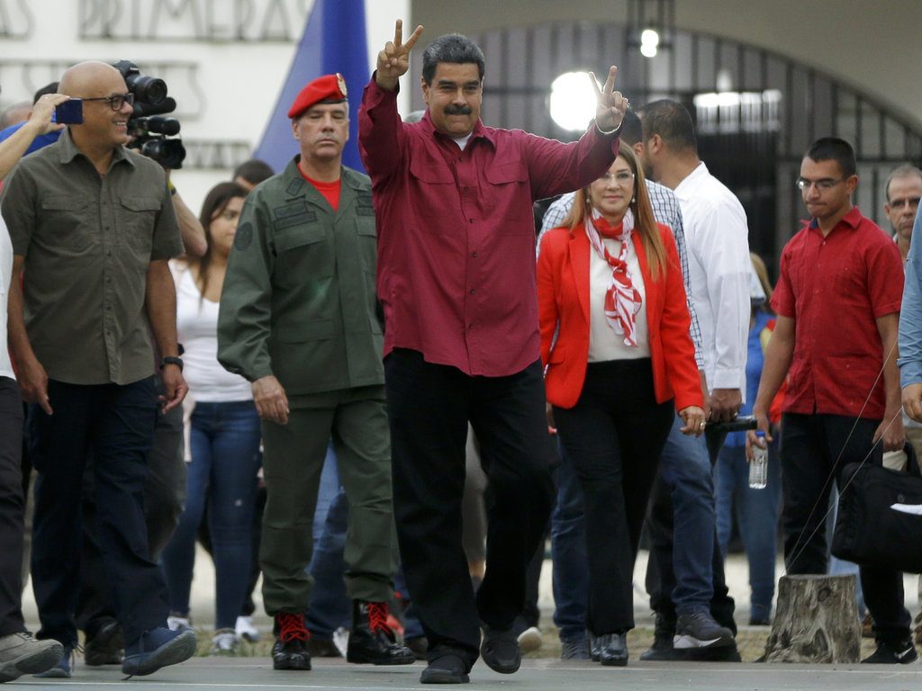 El presidente venezolano Nicolás Maduro hace una señal de victoria tras emitir su voto durante las elecciones presidenciales hoy. Foto: Ricardo Mazalán / AP.