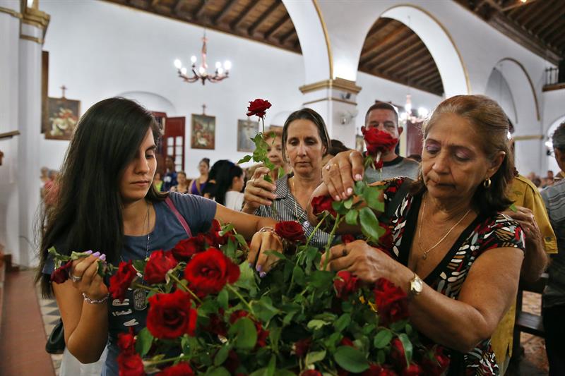 Son decenas las familias holguineras que han perdido un ser querido en el siniestro del viernes 18 de mayo. Foto: Alejandro Ernesto / EFE.