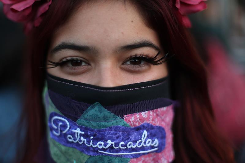 Una mujer participa en una manifestación por los derechos de las mujeres organizada por el movimiento #NiUnaMenos, hoy, viernes de mayo de 2018, en Santiago (Chile). La marcha se efectuó tras varias semanas en que se dieron a conocer diversas denuncias de violaciones, abusos sexuales y acoso laboral, en momentos en que se mantienen diversas tomas feministas en varias universidades del país. EFE/Mario Ruiz