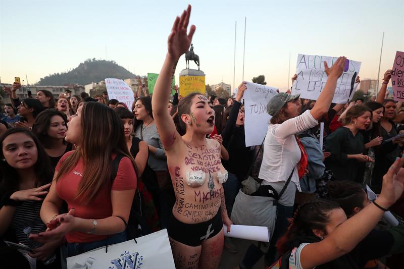 Mujeres participan en una manifestación por los derechos de las mujeres organizada por el movimiento #NiUnaMenos, hoy, viernes de mayo de 2018, en Santiago (Chile). La marcha se efectuó tras varias semanas en que se dieron a conocer diversas denuncias de violaciones, abusos sexuales y acoso laboral, en momentos en que se mantienen diversas tomas feministas en varias universidades del país. EFE/Mario Ruiz