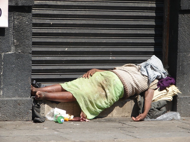 Persona en situación de calle en Ciudad de México. Foto: Pxhere.