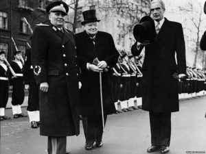 Tito (izquierda), junto al Primer Ministro británico Winston Churchill (Centro) y el ministro de Asuntos Exteriores, Anthony Eden, en Londres. Foto: pinterest.com
