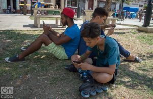Adolescentes en una zona Wifi en Cuba. Foto: Otmaro Rodríguez.