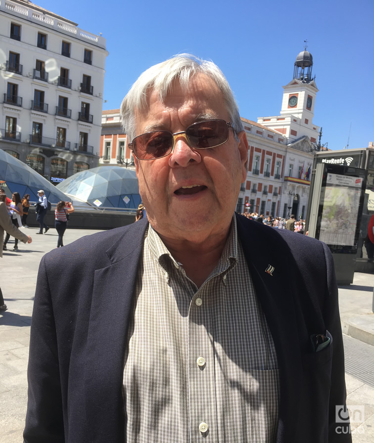 Carlos Alzugaray en Puerta del Sol, Madrid, donde por estos días es fácil encontrar cubanos que llegan de la Isla y que participarán en el Congreso en Barcelona. Foto: Milena Recio.