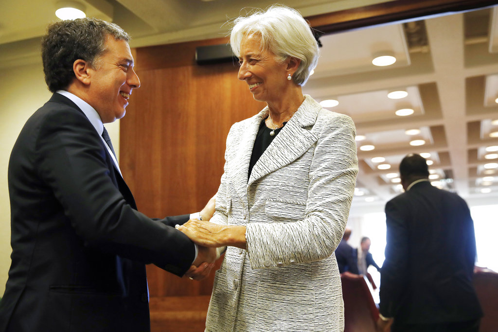 La directora gerente del Fondo Monetario Internacional, Christine Lagarde saluda al secretario del Tesoro argentino, Nicolás Dujovne, el 10 de mayo de 2018, en la sede del FMI en Washington. Foto: Jacquelyn Martin/AP.