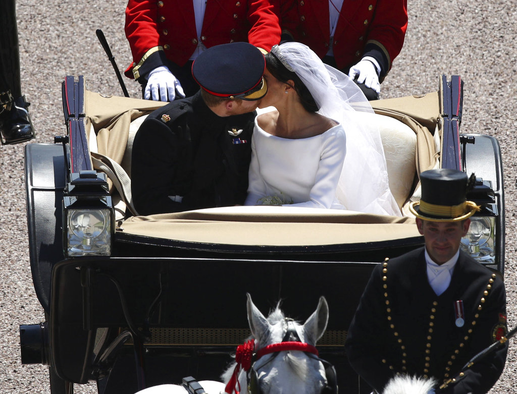 El príncipe Enrique y Meghan Markle durante un recorrido en carreta tras la ceremonia de su boda en el Castillo de Windsor. Foto: Yui Mok/pool photo via AP.