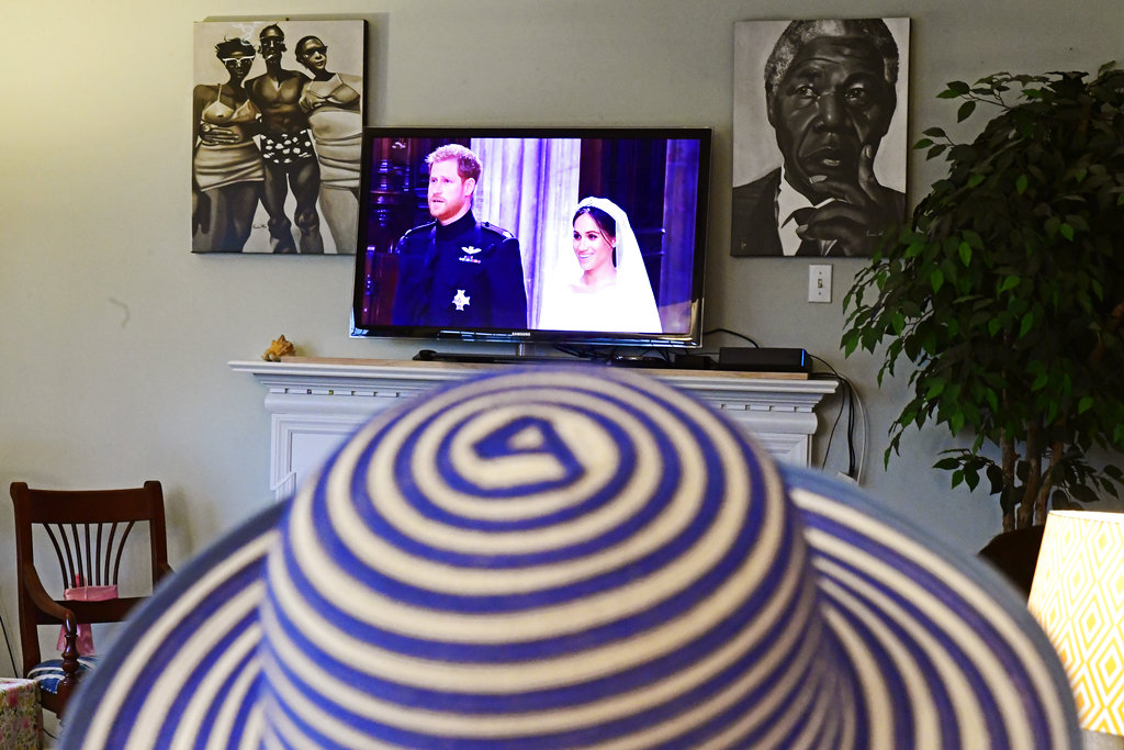 Lee Ann Pantano mira la transmisión de la boda del príncipe Enrique de Inglaterra y Meghan Markle, en una fiesta en Burlington, Nueva Jersey, el sábado 19 de mayo del 2018. (AP Foto/Corey Perrine)