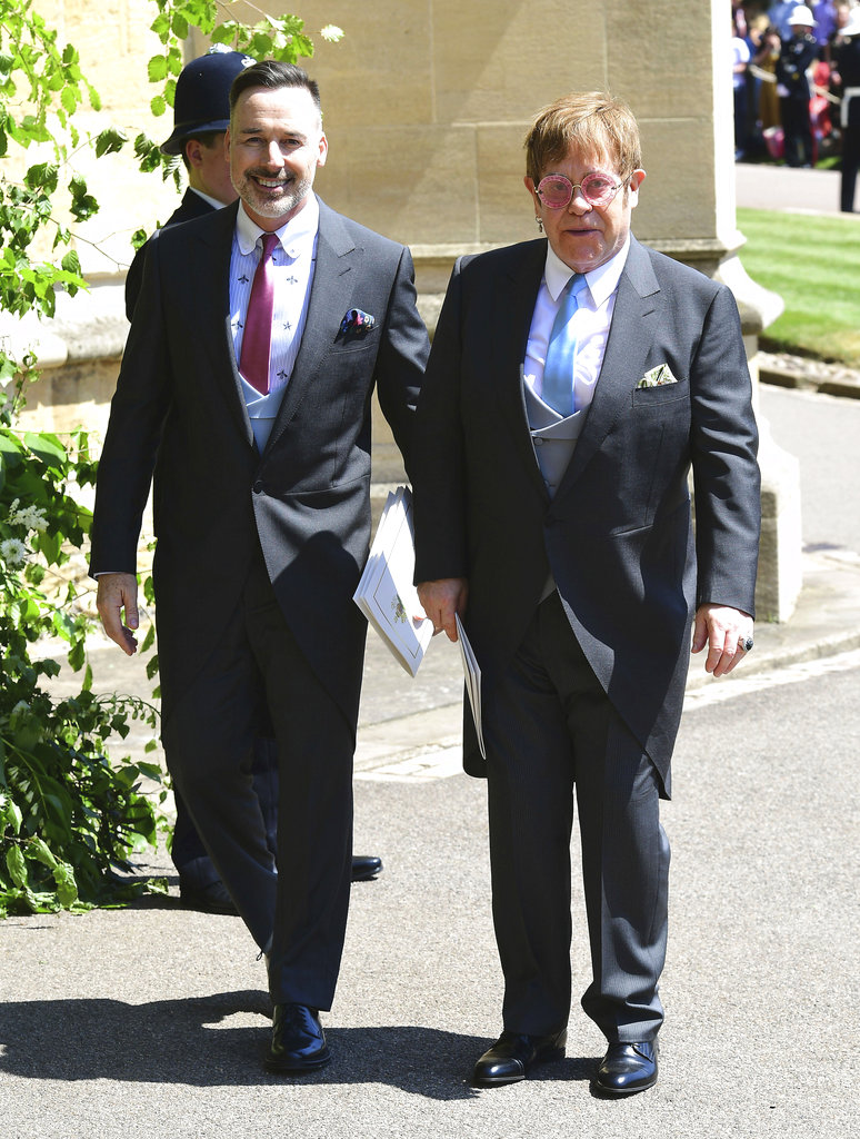 David Furnish, izquierda, y Elton John se retiran tras la boda del príncipe Enrique y Meghan Markle en la Capilla de San Jorge en el Castillo de Windsor en Inglaterra el sábado 19 de mayo de 2018. (Ian West/pool photo via AP)
