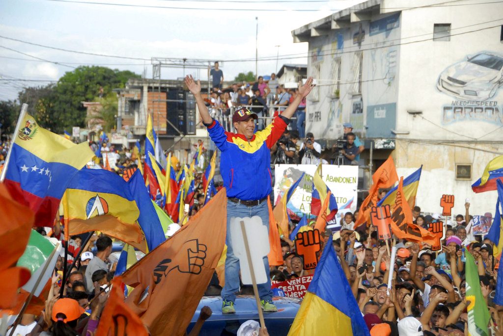 El candidato a la presidencia de Venezuela, Henri Falcón, a su llegada a un acto de campaña en Barquisimeto, Venezuela, el 17 de mayo de 2018. Foto: Julio Colmenarez / AP