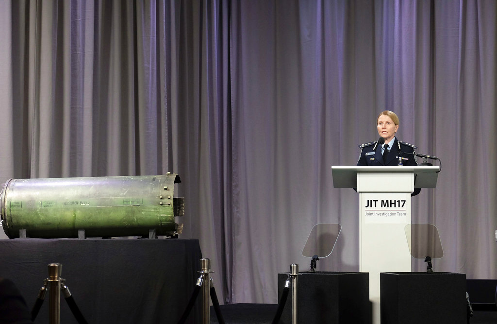 Jennifer Hurst, comandante de la Policía Federal Australiana, habla junto a un componente de un misil Buk recuperado del sitio donde cayó el vuelo MH17 de Malaysia Airlines en Ucrania. Foto: Michael Corder/AP