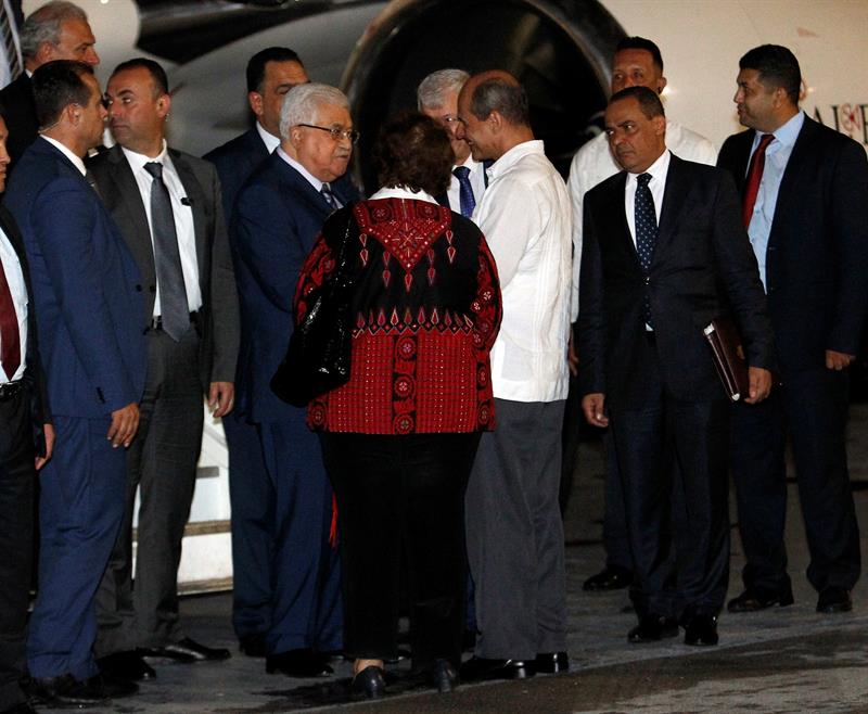 El presidente de Palestina, Mahmud Abbas fue recibido a su llegada por el viceministro de Relaciones Exteriores cubano, Rogelio Sierra el jueves 10 de mayo de 2018, en La Habana. Foto: Ernesto Mastrascusa / EFE.