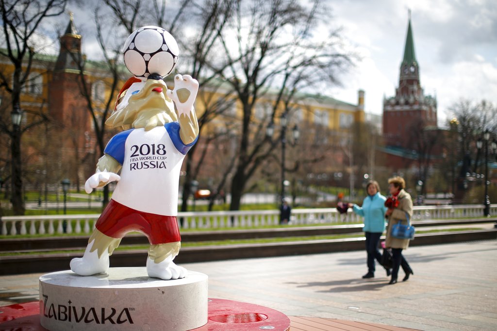 Una réplica de la mascota del Mundial, Zabivaka, se exhibe en la plaza Manezhnaya de Moscú. Foto:Alexander Zemlianichenko/AP.