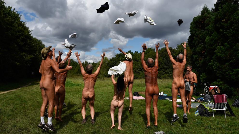 Parque nudista en Bois de Vincennes. Foto: AFP.