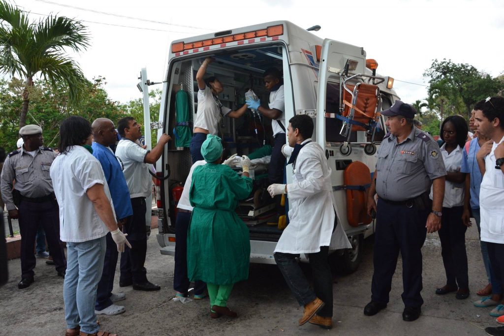 Sobrevivientes llegan al hospital Calixto García. Foto: ACN.