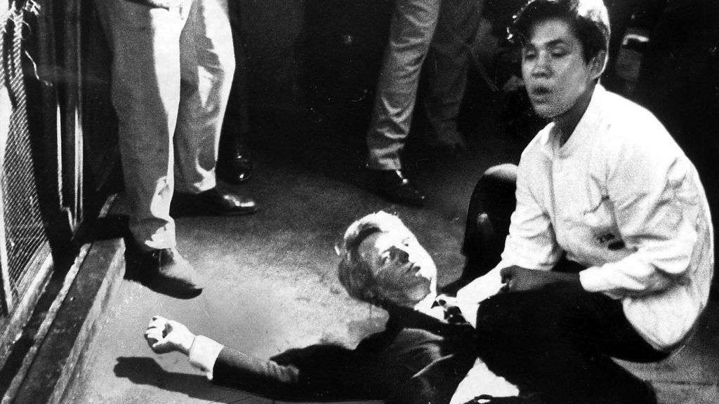 Bobby Kennedy asistido por el mexicano Juan Romero en el Hotel Ambassador. Foto: Boris Yaro Los Angeles Times.
