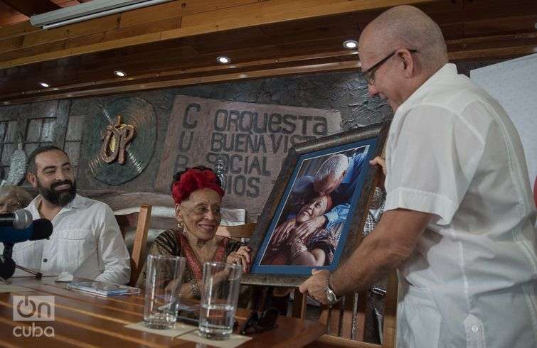 Omara fue homenajeada por la disquera Egrem durante la presentación de su disco. Foto: Otmaro Rodríguez.